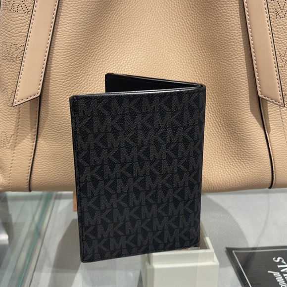 Michael Kors Jet Set Travel Passport Wallet
Black Signature/Silver-Tone Hardware - Picture 4 of 16